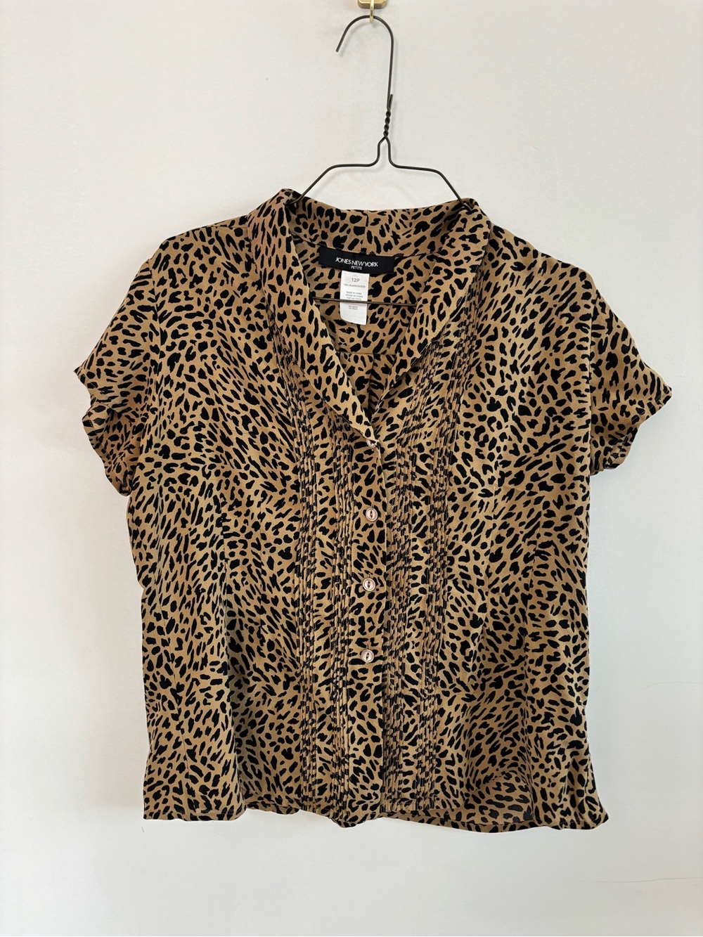 100% silk Jones New York Leopard Print Button-Down Short Sleeve Top